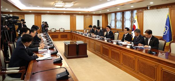 노동안전 현안 점검회의 주재하는 김민석 총리