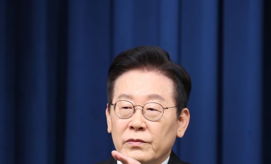 '빛의 혁명 1주년' 취재진 질문 답하는 이재명 대통령