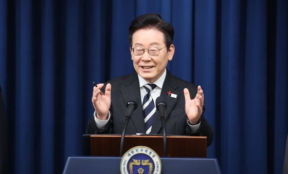 질문에 답하는 이재명 대통령