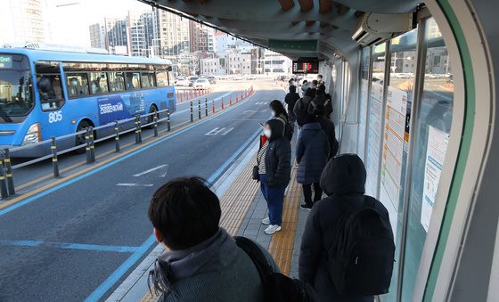 '버스는 언제쯤 오려나'