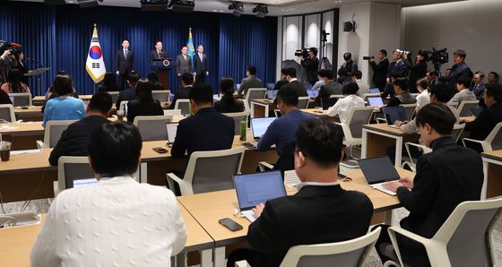 취재진 질문 답변하는 이재명 대통령