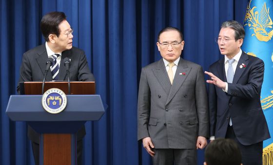 김용범 정책실장과 대화하는 이재명 대통령