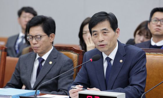 답변하는 김민기 사무총장