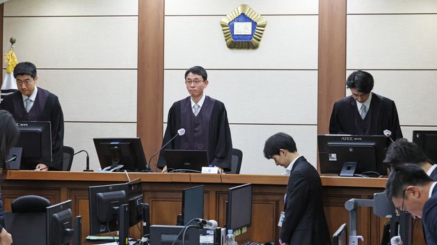 김건희 12차 공판, 법정 입장하는 우인성 부장 판사