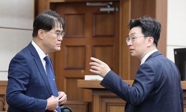 김건희 결심 공판, 대화 나누는 특검보·변호인