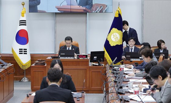 위원장 뒷공간 막는 국회 방호 직원