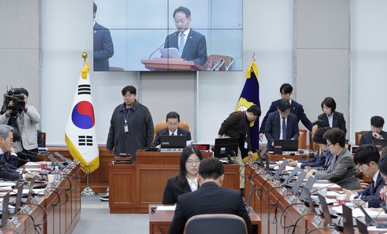 국회 운영위 '위원장 뒤쪽 이동 금지'