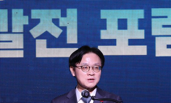 2025 국방 AI 생태계 발전 포럼에서 축사하는 김정관 산업통상부 장관