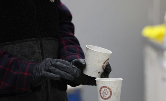 추위엔 따뜻한 커피 한 잔