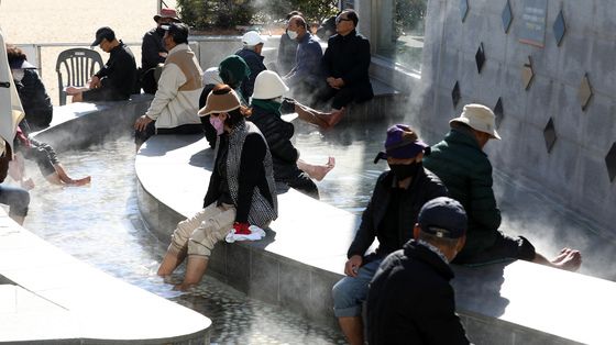 온천물에 발 담그고 추위 녹이는 시민들