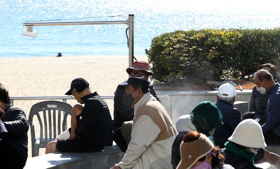 온천물에 발 담그고 추위 녹이는 시민들