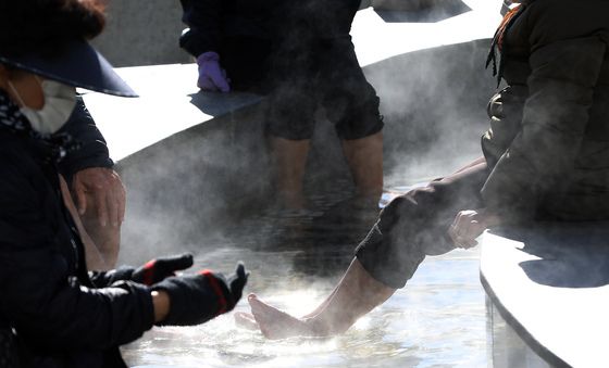 추운날 온천물에 담그는 발