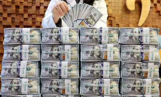 전월 말 보다 18억 넘게 늘어난 외환보유액
