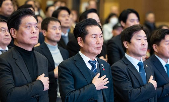 국민의례하는 정청래 민주당 대표