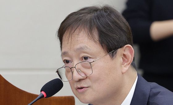 답변하는 이찬진 금감원장