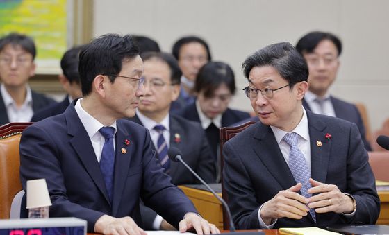 대화하는 윤창렬·이억원