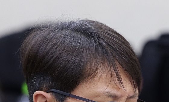 생각 잠긴 박대준 쿠팡 대표