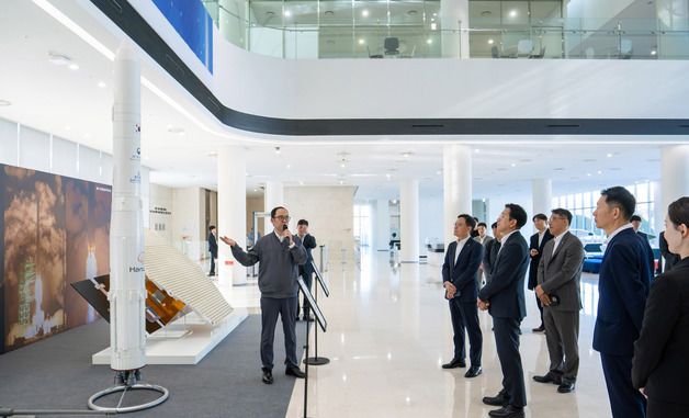 연구원 설명듣는 배경훈 부총리