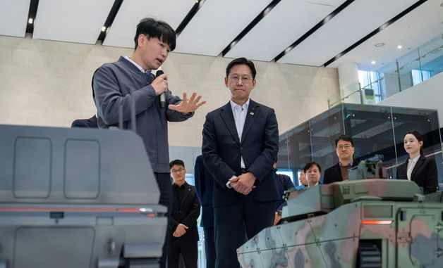 설명듣는 배경훈 부총리