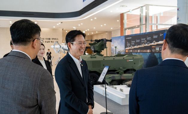 전시물 살펴보는 배경훈 부총리