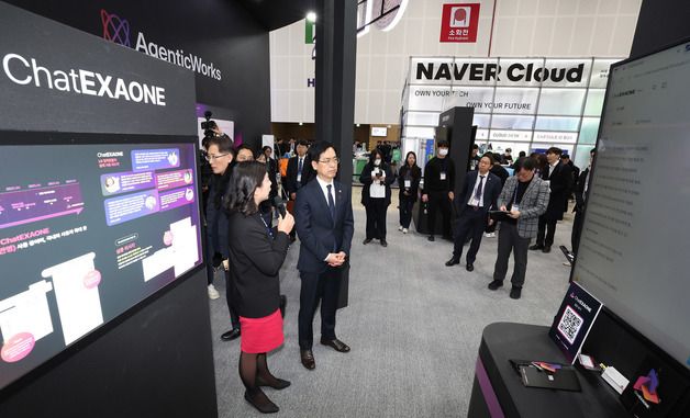 전시장 관람하는 김민재 차관