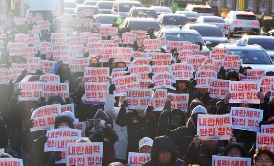 결의대회 열고 구호 외치는 민주노총