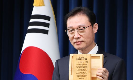 '빛의 민주주의 꺼지지 않는 기억패' 들어보이는 이규연 홍보수석