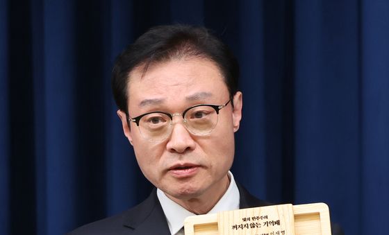 '빛의 민주주의 꺼지지 않는 기억패' 들어보이는 이규연 홍보수석