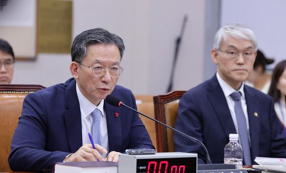 답변하는 정성호 법무장관