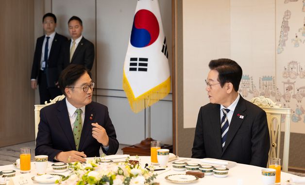 대화 나누는 이재명 대통령·우원식 국회의장
