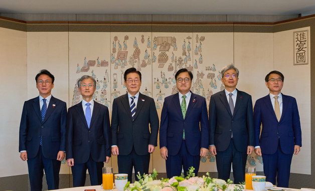 5부 요인 초청 오찬 기념촬영 하는 이재명 대통령