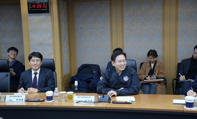 항우연 직원들 격려하는 배경훈 부총리