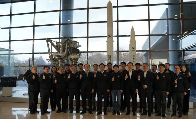 항우연 직원들 격려하는 배경훈 부총리