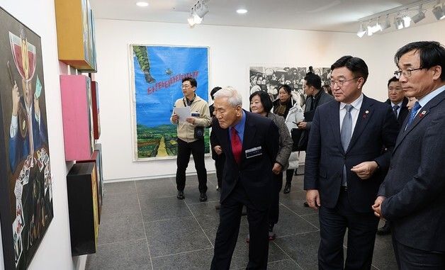 '빛의 연대기전' 전시 찾은 윤호중 장관