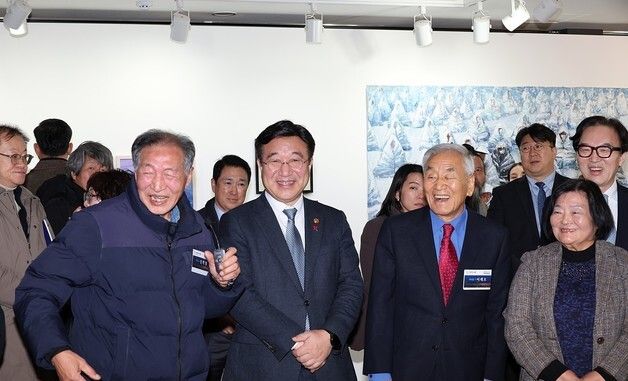 '빛의 연대기전' 전시 개막식 찾은 윤호중 장관