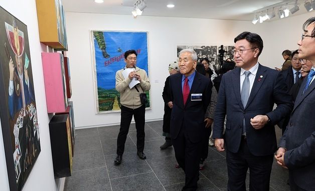 '빛의 연대기전' 전시 찾은 윤호중 장관