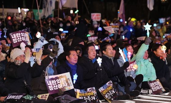 시민들과 응원봉 흔드는 정청래·김병기·조국