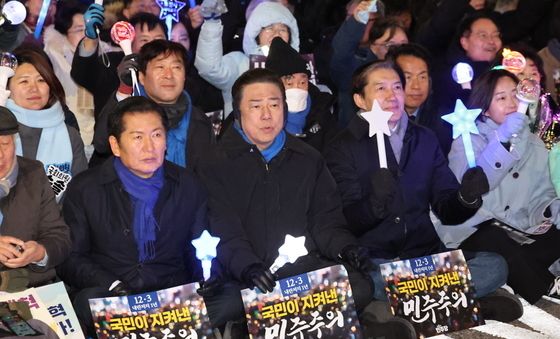 비상계엄 1년, 응원봉 든 정치권