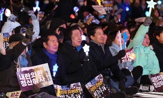 응원봉 든 정청래·김병기·조국