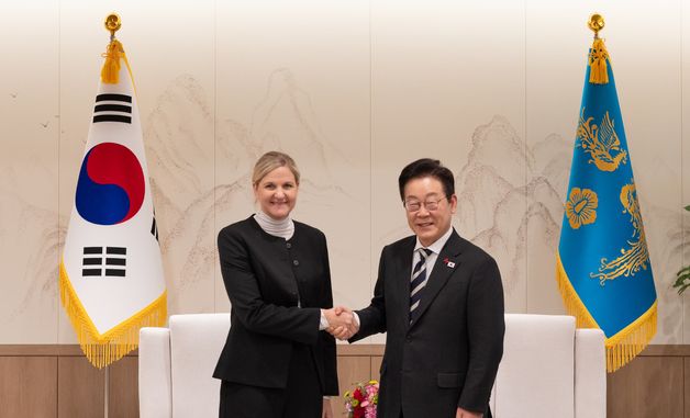 커스티 코번트리 IOC 위원장과 악수하는 이재명 대통령