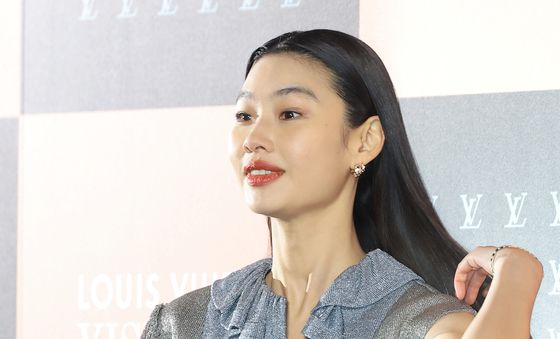 정호연, 복근 노출한 과간함 절개 드레스