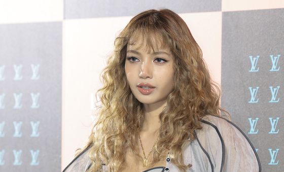 리사, 아찔한 시스루