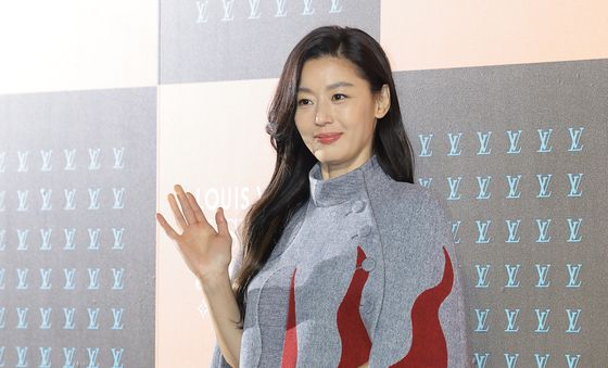 전지현, 세월 거스르는 미모