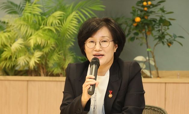 토론하는 원민경 장관