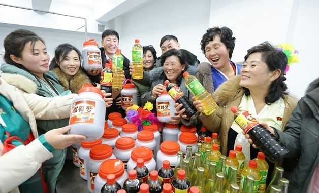 北 용강군 병원·공장 준공식 진행…공장서 생산된 장류