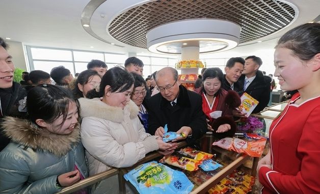 北 용강군 병원·공장 준공식 진행…공장서 생산된 '달걀우유과자'