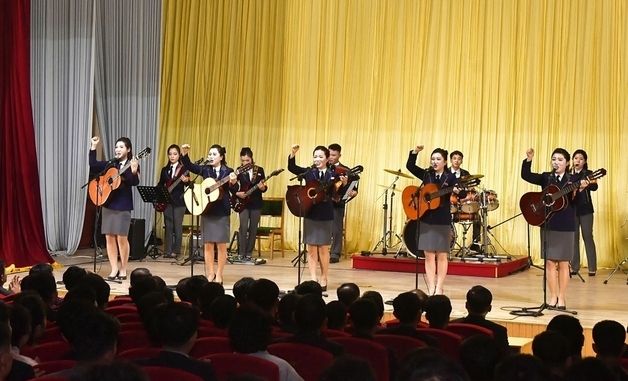 北 "김정은 최고사령관 14주년, 경축 농근맹중앙예술선전대공연 진행"