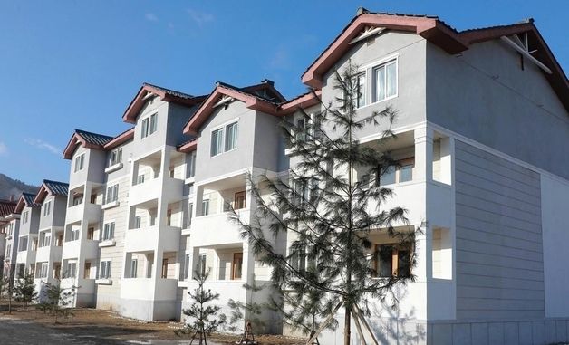 北 자강도 강계시 공귀남새농장 살림집 입사모임…"농촌문명의 새 모습"