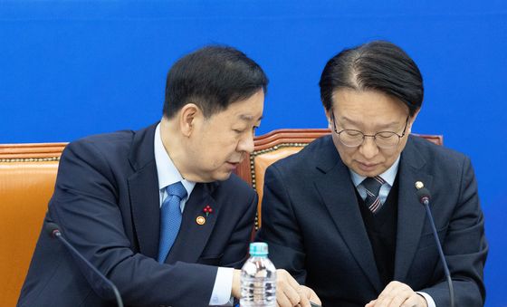 대화 나누는 구윤철 부총리와 권칠승 단장