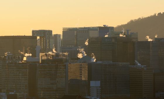 서울 건물에 피어오르는 난방 수증기